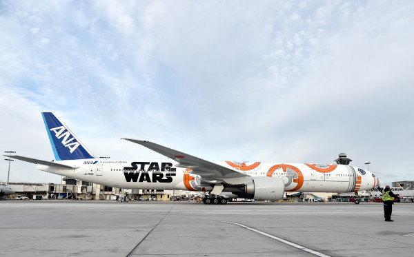 ANA's BB-8 Themed Jet Lands In Los Angeles For STAR WARS: THE FORCE AWAKENS