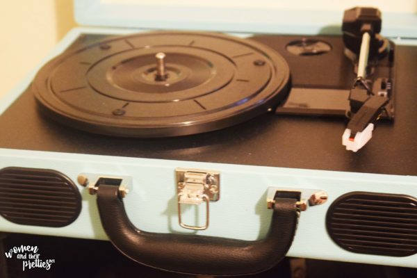 1byone Belt-Drive 3-Speed Portable Stereo Turntable
