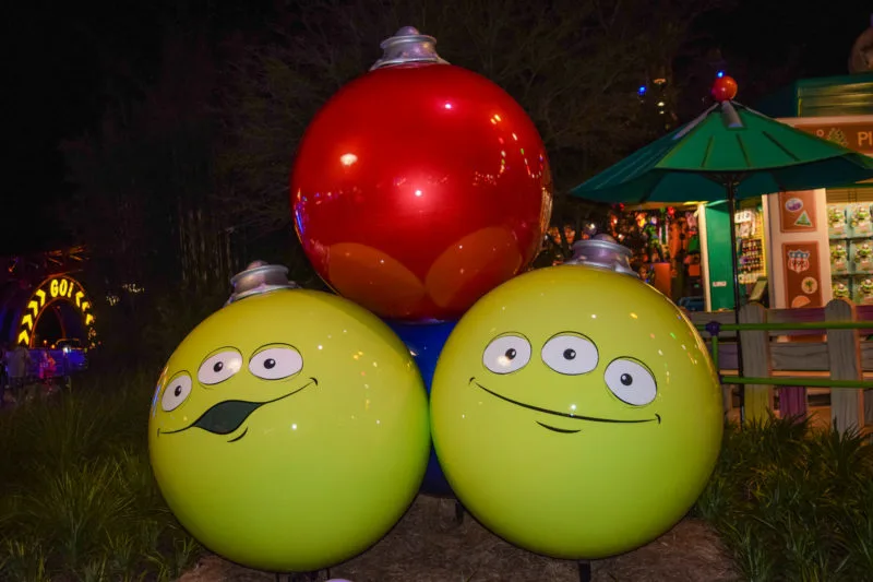 park changes during christmas at disney